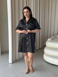 Чорна шовкова нічна сорочка з білим кантом plus size