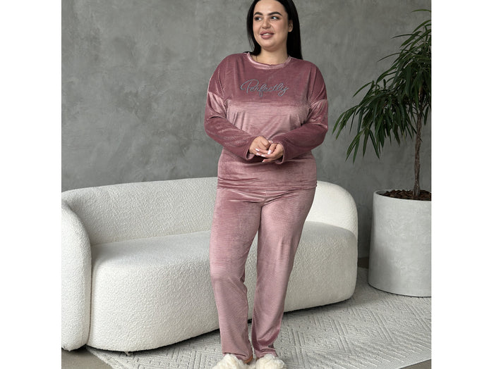 Велюрова піжама пудрова зі штанами та вишивкою plus size