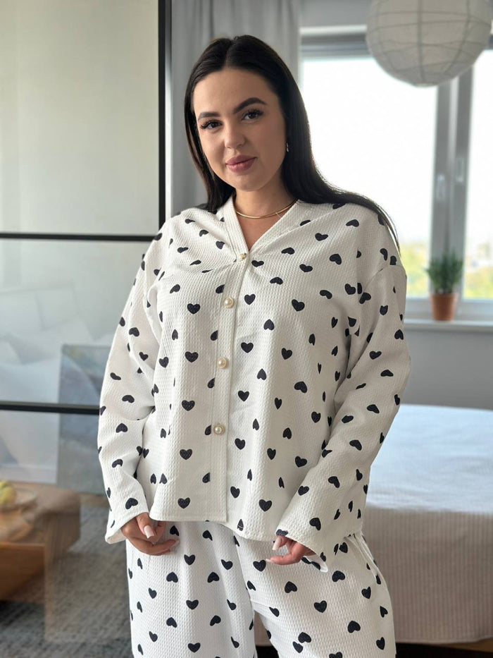 Біла піжама plus size з чорними сердечками та перламутровими ґудзиками