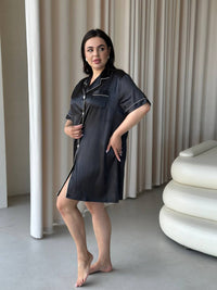 Чорна шовкова нічна сорочка з білим кантом plus size