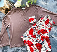 Піжама plus size: кофта мокко з кишенькою та штани у червоні квіти