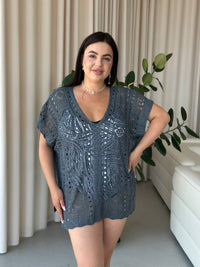 Ажурна пляжна туніка plus size з V-вирізом, сіра