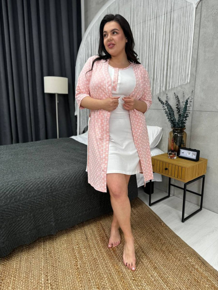 Комплект: біла нічна сорочка та рожевий халат з принтом, plus size