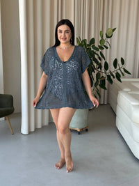 Ажурна пляжна туніка plus size з V-вирізом, сіра
