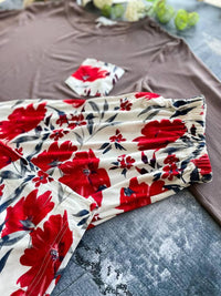 Піжама plus size: кофта мокко з кишенькою та штани у червоні квіти