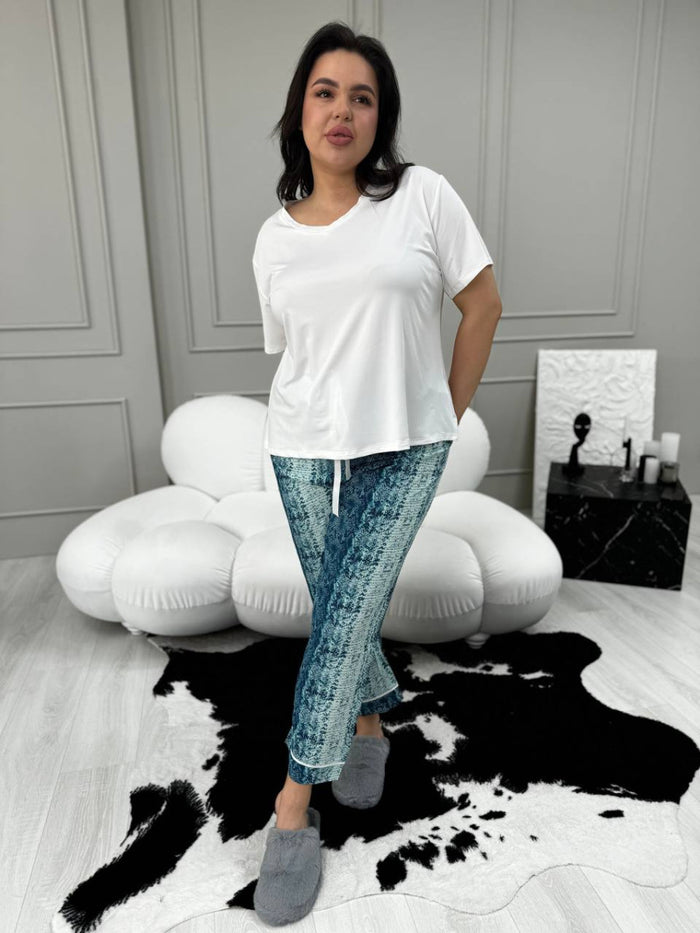 Жіноча піжама plus size: біла футболка та штани з принтом