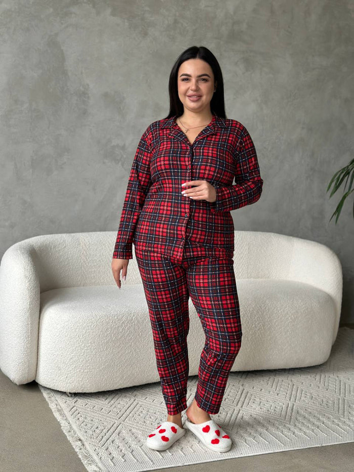 Піжама plus size в червону клітинку: сорочка на ґудзиках і штани