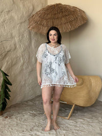 Біла мережива пляжна туніка з китицями plus size