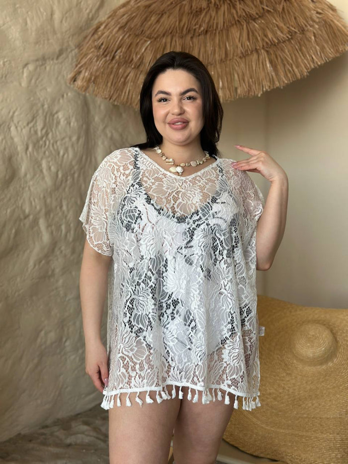 Біла мережива пляжна туніка з китицями plus size