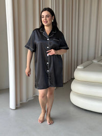 Чорна шовкова нічна сорочка з білим кантом plus size