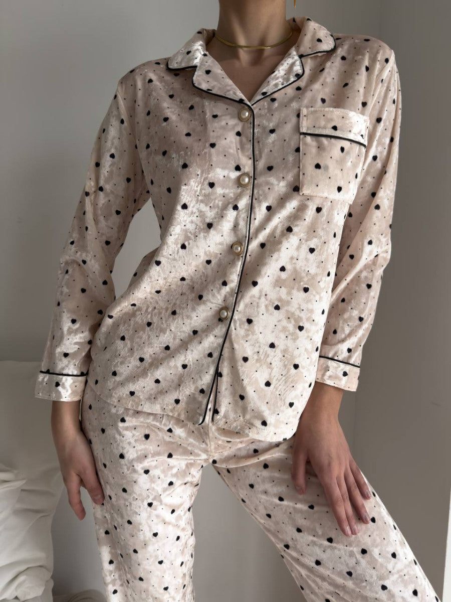 Оксамитова піжама з сорочкою на ґудзиках і штанами, бежева в сердечка