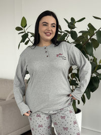 Сіра піжама plus size з мікрофлісу: лонгслів і штани в бантики