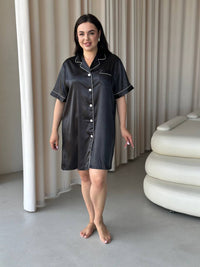 Чорна шовкова нічна сорочка з білим кантом plus size